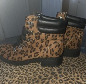 Leopard Print Lace-Up Winter Boots